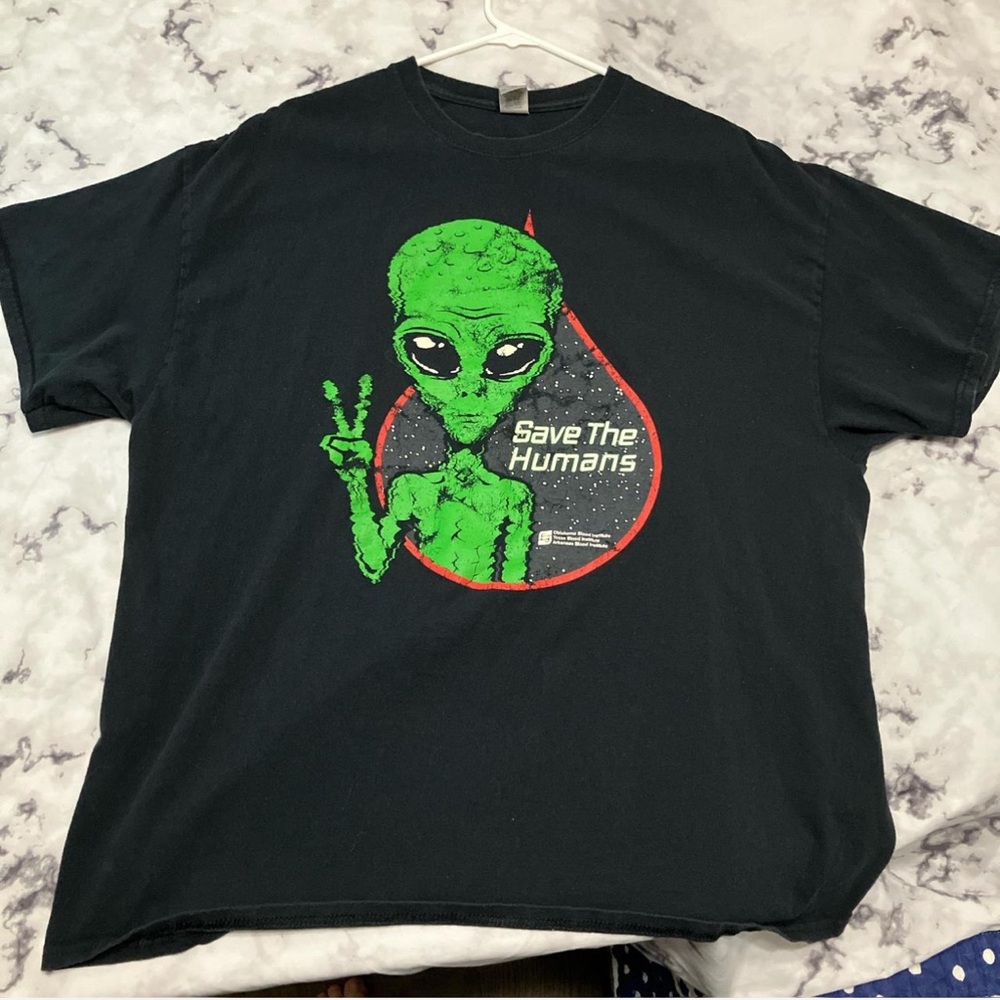 Gildan Black Tee with Green Alien Graphic